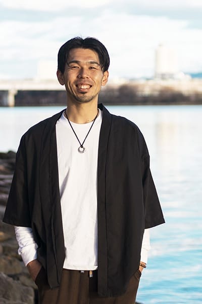 オカダ先生_メロスクなんば心斎橋校のボイトレ講師